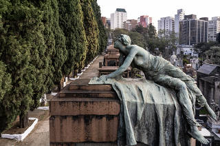 Cemiterio da Consolacao:  Escultura do artista Materno Giribaldi no mausoleu da Familia Jafet localizado na alameda com ciprestes  no primeiro cemiterio de SP que foi cedido a concessao da iniciativa privada