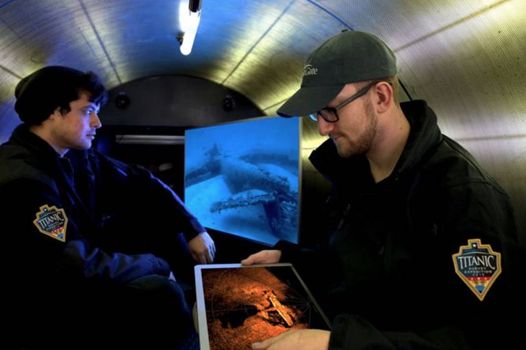 O interior do veículo tem três monitores um com informações de navegação, outro para o sonar e uma tela maior, em que imagens do exterior são exibidas à tripulação e aos passageiros; a autonomia é de 96 horas quando cinco pessoas estão a bordo