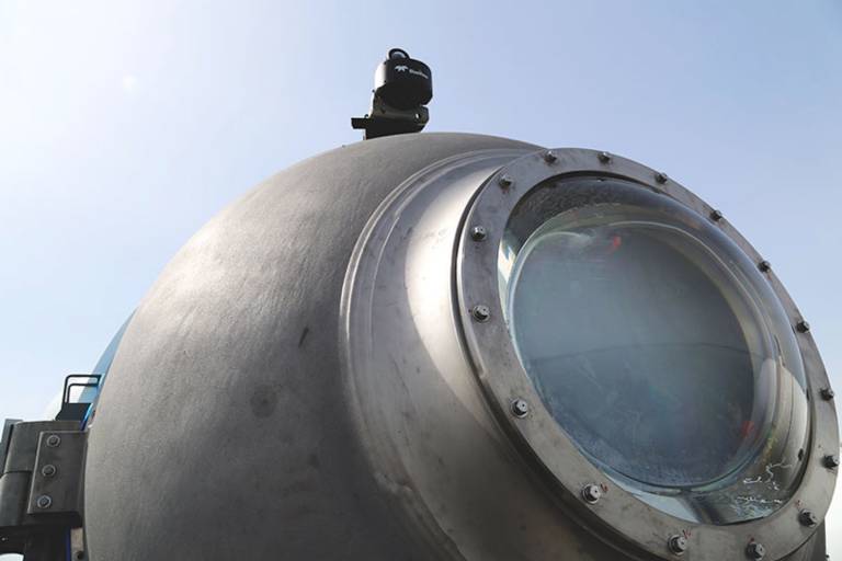 A OceanGate diz em seu site que o submersível é feito com fibra de carbono e titânio; o veículo pode chegar a 4.000 metros de profundidade (13.123 pés) e alcança uma velocidade de 5,5 km/h (3 nós)