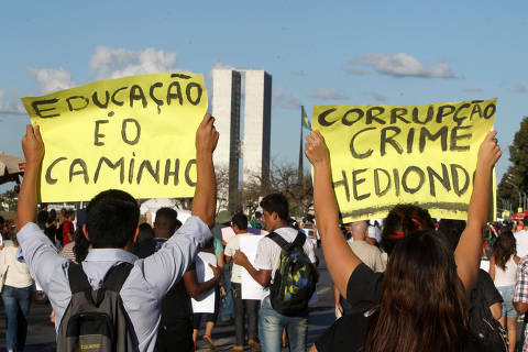 BRASILIA - DF, 20/06/2013  ? PROTESTO/BRASILIA ? Manifestantes de vários seguimentos protestam na Esplanada dos ministérios e em frente ao Congresso Nacional.Foto: Roberto Jayme/UOL*******EMBARGADO PARA USO EM INTERNET******* ATENCAO: PROIBIDO PUBLICAR SEM AUTORIZACAO DO UOL
