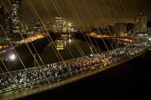 SÃO PAULO, SP, BRASIL, 17-06-2013: País em Protesto: Manifestantes atravessam a ponte Estaiada Octavio Frias de Oliveira, sobre o rio Pinheiros, durante protesto contra o aumento da tarifa de ônibus, em São Paulo (SP). (Foto: Lalo de Almeida/Folhapress)