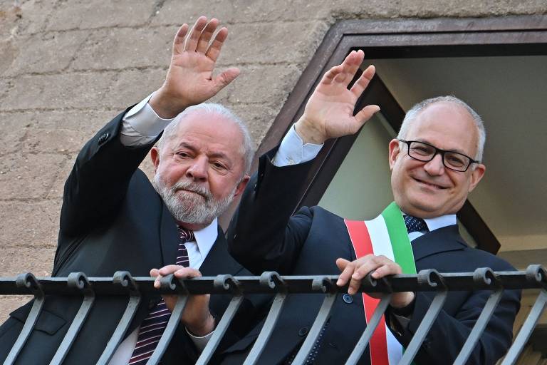 O presidente Luiz Inácio Lula da Silva e o prefeito de Roma, Roberto Gualtieri, acenam da varanda do gabinete do italiano