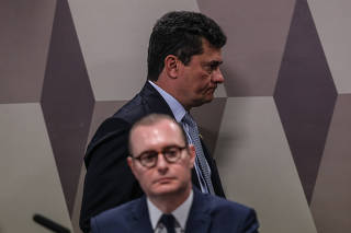 O senador Sergio Moro (União Brasil-PR) passa portrás do advogado Cristiano Zanin durante sabatina