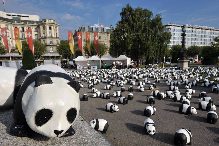 Esculturas de ursos-panda se espalham em espaço aberto perto de lago em Genebra, na Suíça