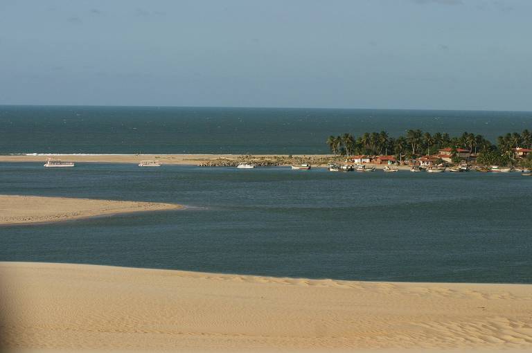 Vila de Mundaú, entre a foz do rio e a praia homônimas, no litoral oeste do Ceará; destino é um parque de diversões natural, com águas doces, salgadas, passeios de barco e mirantes cinematográficos