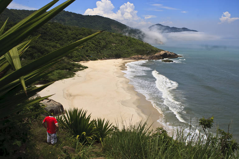 A praia do Meio vista da Pedra de Guaratiba; local faz parte da trilha das praias selvagens, um dos pontos mais procurados pelos trilheiros na zona oeste do Rio de Janeiro