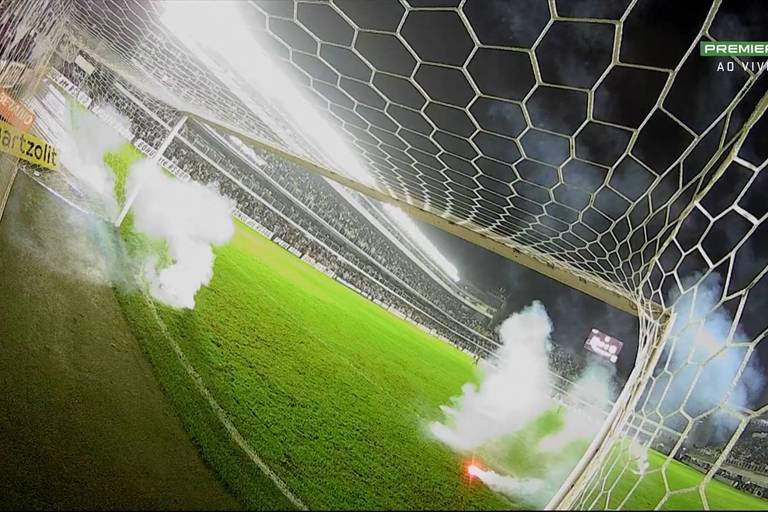 Torcida do Santos jogou sinalizadores no gramado da Vila durante jogo contra o Corinthians