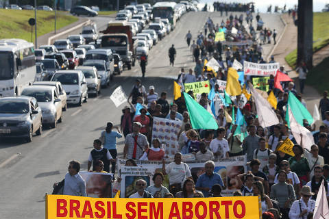 BRASÍLIA, DF, BRASIL, 04-06-2013: Marcha contra o aborto no eixo monumental, em Brasília (DF). A marcha reuniu 6 mil pessoas (de acordo com a PM), ato foi capitaneado por católicos, mas teve participação de evangélicos e espíritas.  (Foto: Sergio Lima/Folhapress, PODER)