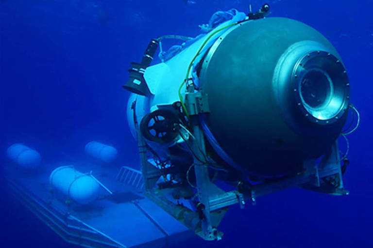O submersível Titan é lançado de plataforma