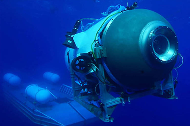 Um submarino no fundo do oceano com uma escotilha onde seja