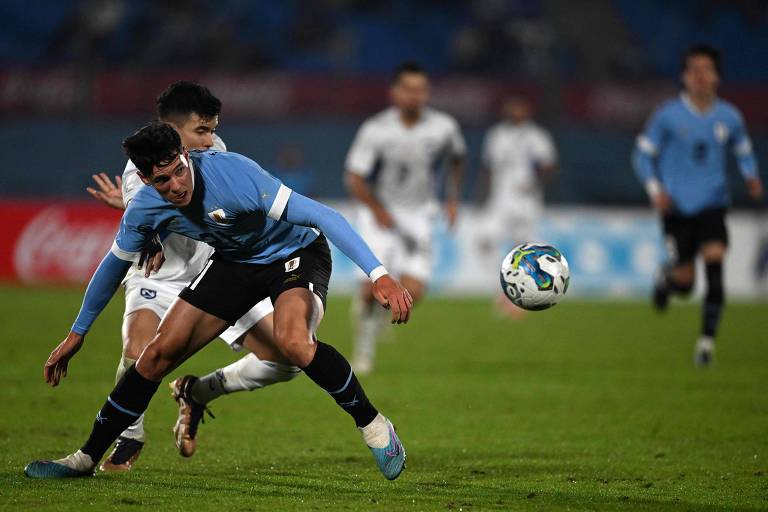 Vestindo camisa azul celeste, o atacante Thiago Borbas observa bola no amistoso do Uruguai contra a Nicarágua no estádio Centenario de Montevidéu