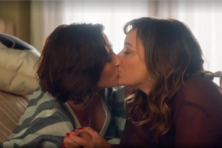 Personagens de Priscila Sztejnman e Regiane Alves se beijam em 'Vai na Fé'