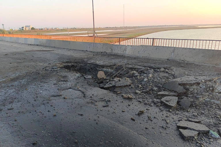 Foto feita pelo governador Vladimir Saldo mostra a ponte de Tchongar danificada por ataque ucraniano