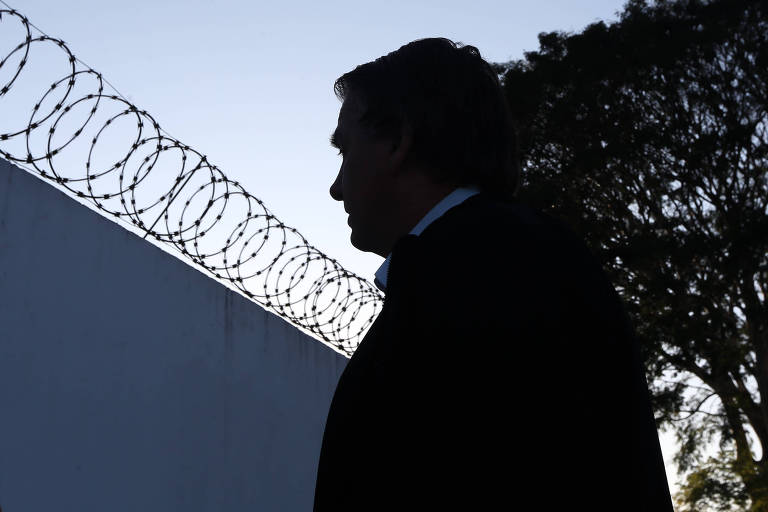 Em 30 de junho de 2023, o TSE formou maioria para tornar Bolsonaro inelegível por oito anos; ele foi responsabilizado por abuso de poder político durante reunião com embaixadores estrangeiros realizada meses antes das eleições para desacreditar o sistema eleitoral brasileiro