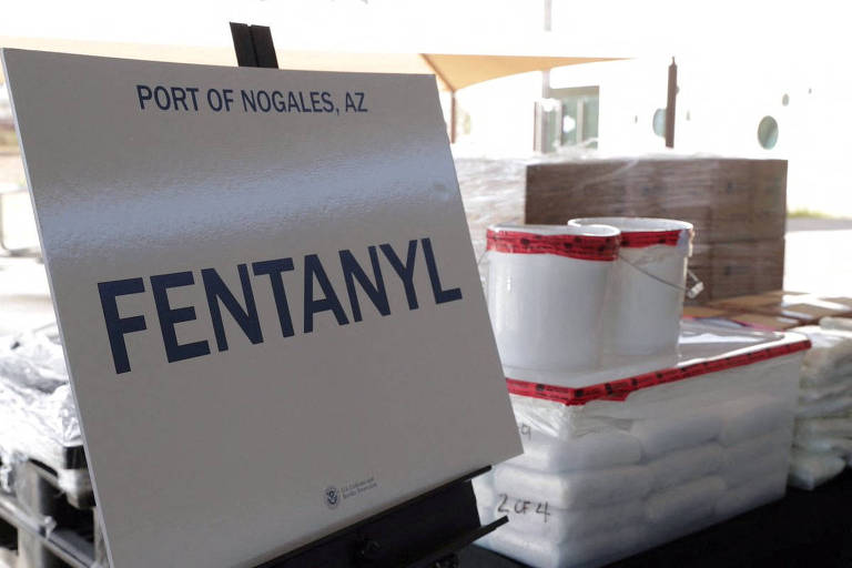 Pacotes de fentanil,  principalmente em forma de pó e metanfetamina, que a Alfândega e Proteção de Fronteiras dos EUA dizem ter apreendido de um caminhão que atravessava o Arizona vindo do México