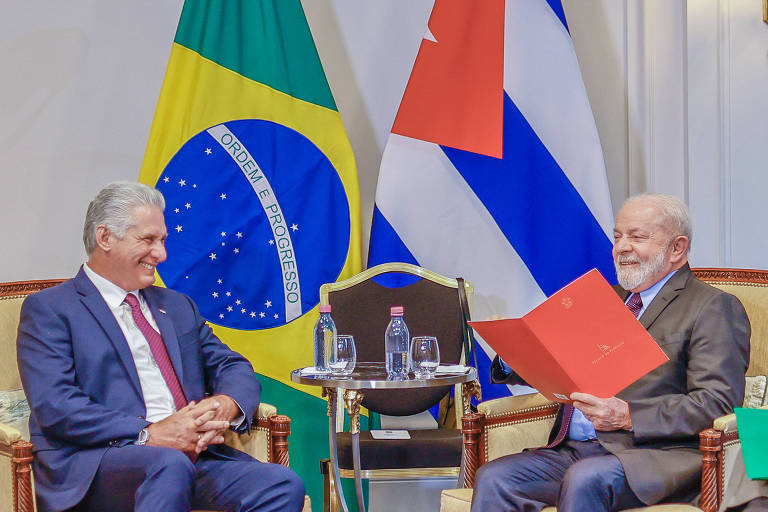 Lula encontra líder de Cuba para descongelar relação entre os países