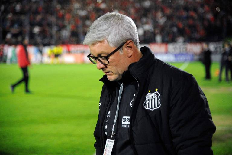Santos demite Odair Hellmann, e time vai jogar sem torcida por 30 dias
