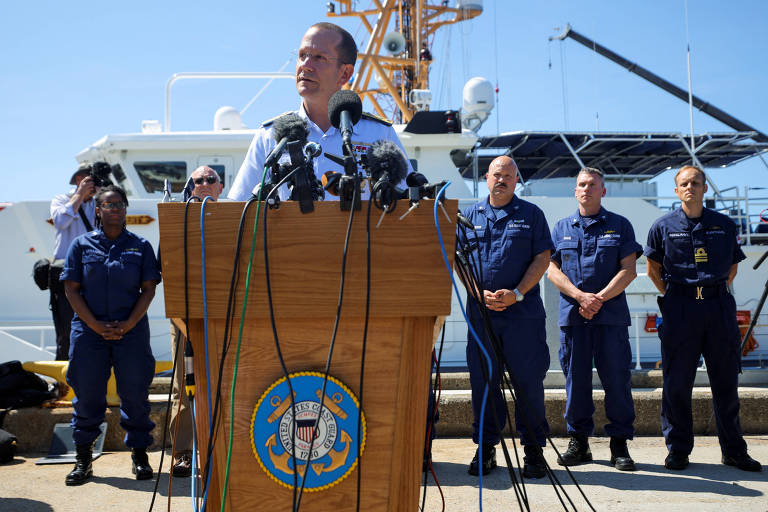 O contra-almirante John Mauger, da Guarda Costeira americana, em entrevista coletiva sobre destroços encontrados