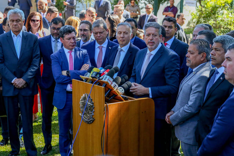 Lira dá entrevista em pé no gramado ao lado de governadores e deputados do grupo de trabalho da reforma