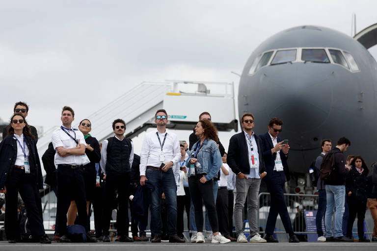 Público do Paris Airshow assiste a um voo de demonstração no aeroporto Paris-Le Bourget, na França