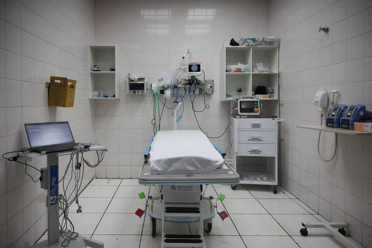 Sala de eletrocardiograma para atendimento de pessoas com sintomas de infarto ou arritmia na UPA 26 de Agosto, em Itaquera, zona leste de São Paulo