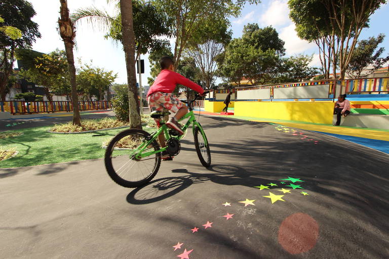 Parque conta com espaço para escalada, ideal para crianças brincarem e interagir com segurança