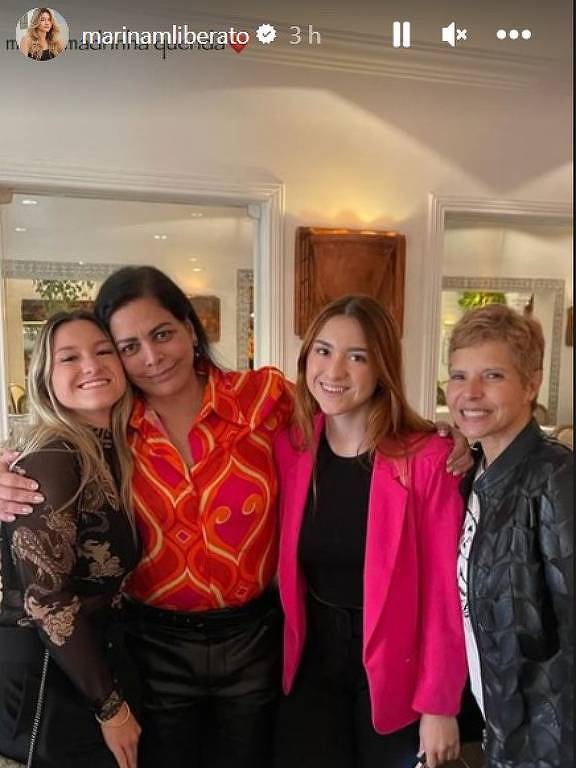 Em foto colorida, quatro mulheres posam para foto em um restaurante