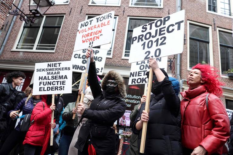 Na Holanda, país vizinho a Bélgica, protestantes se mobilizaram contra o fechamento do histórico distrito da luz vermelha, conhecido pelas casas legalizadas de prostituição. Manifestantes vestidas de preto e vermelho carregam placas sinalizando contrariedade ao projeto 1.012 de 2023.