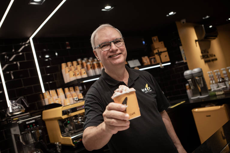 Retrato de Carlos Alencastro, 63, que há seis meses abriu com o filho uma franquia da rede Mais1 Café no centro do Rio