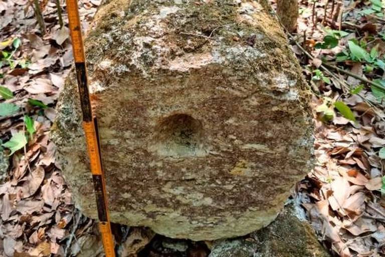 Imagem de uma pedra com furo no meio