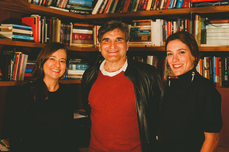 As produtoras Renata de Almeida e Diane Maia com o diretor Cao Hamburger