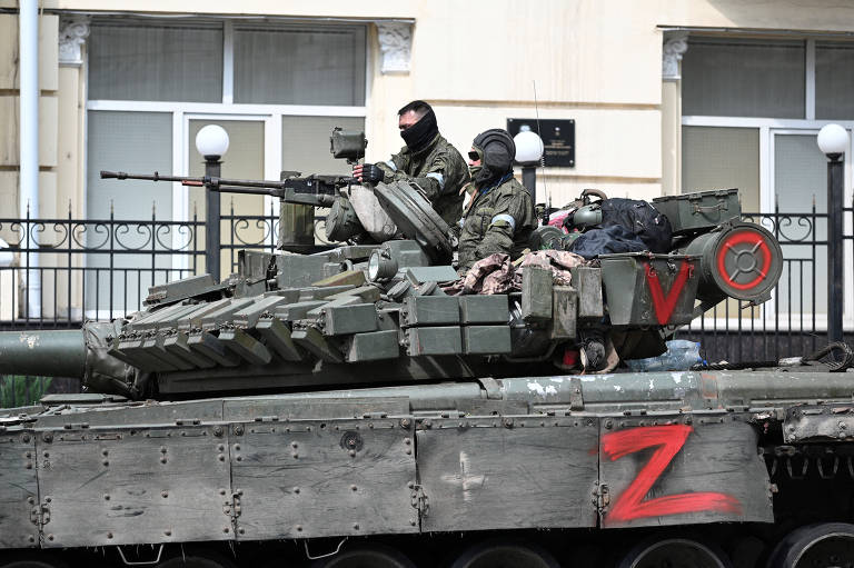 Combatentes do grupo mercenário Wagner em veículo blindado na cidade de Rostov-do-Don, no sul da Rússia