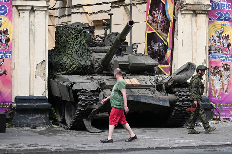 Combatentes do grupo mercenário Wagner montam guarda com tanque de guerra em Rostov-do-Don, cidade do sul da Rússia