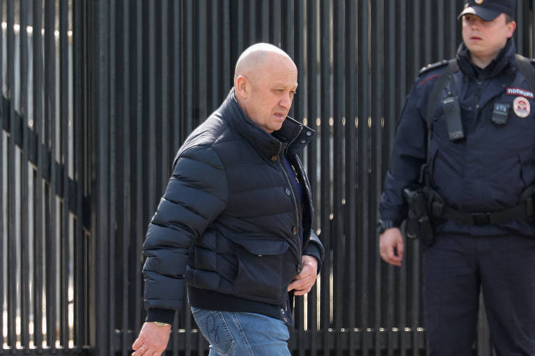 Ievguêni Prigojin, líder do grupo mercenário Wagner, deixa cemitério antes de funeral do blogueiro militar Maxim Fomin, morto em ataque a bomba em São Petersburgo, na Rússia