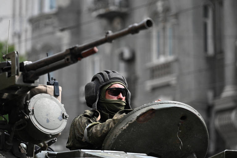 Soldado do Grupo Wagner em blindado na cidade de Rostov-on-Don, na Rússia
