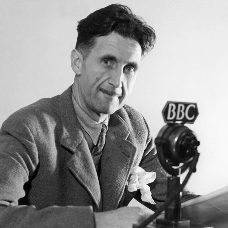 George Orwell em frente a micrfone da BBC