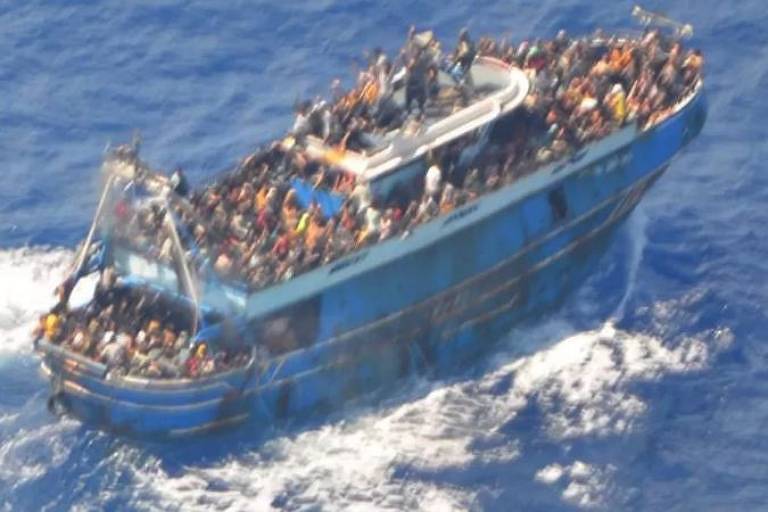A ONU afirma que barco que naufragou tinha entre 400 e 750 pessoas a bordo