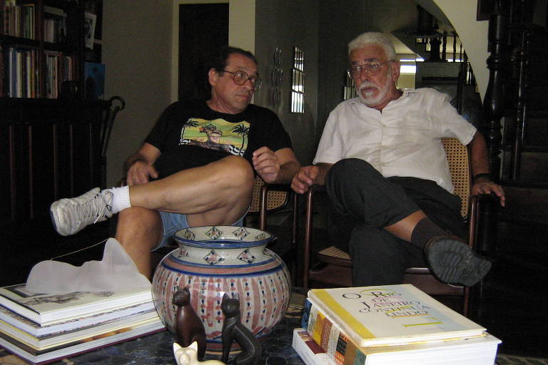 Ruy Castro e (à dir.) Ivan Lessa, no Rio, em 2006 --- Heloisa Seixas