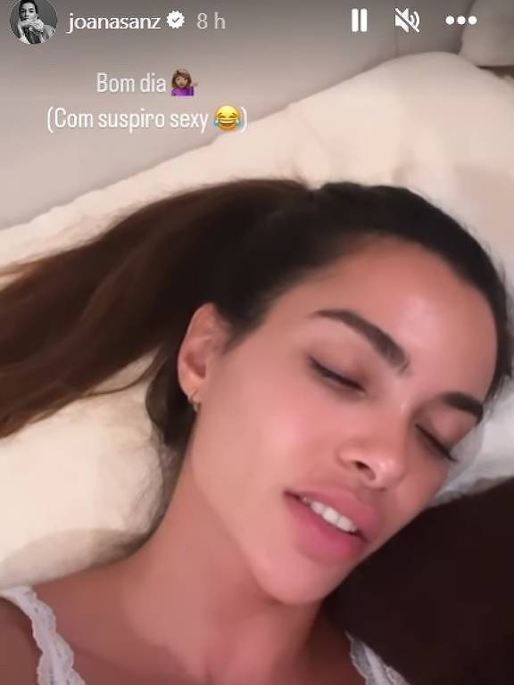 Em foto colorida, mulher faz vídeo na cama reclamando de fofoca envolvendo seu nome