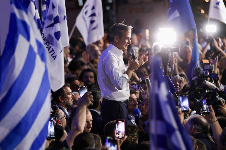 O líder conservador Kyriakos Mitsotakis, até há pouco tempo premiê, celebra vitória de seu partido, o Nova Democracia, na sede da legenda em Atenas
