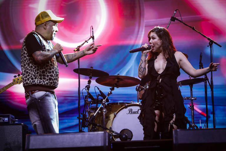 Pitty e Marcelo D2 durante show no segundo dia do festival Turá, em São Paulo