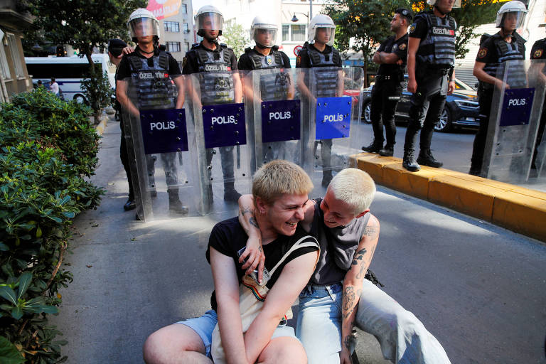Istambul prende mais de cem em meio a parada do orgulho LGBTQIA+ proibida
