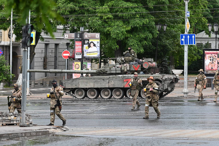Combatentes do grupo mercenário Wagner nas ruas de Rostov-do-Don