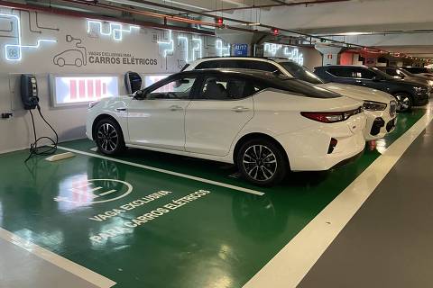 Nova norma vai exigir chuveiros e sistema de exaustão na garagem de prédios para poder carregar carro elétrico