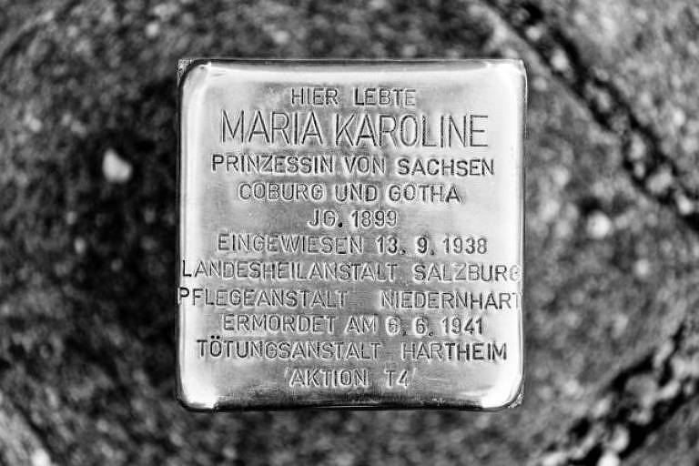 'Pedra de tropeço' em homenagem a Maria Carolina instalada em Schladming, na Áustria