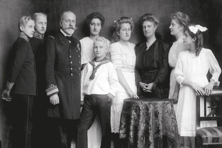 Príncipe Augusto Leopoldo e sua mulher, a arquiduquesa Carolina, com sete de seus oito filhos