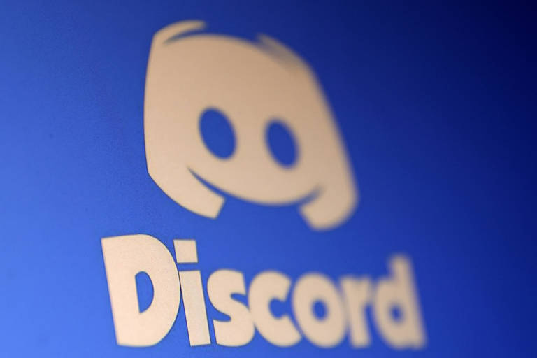 Imagem do logo da plataforma Discord, em branco, em um fundo azul royal.