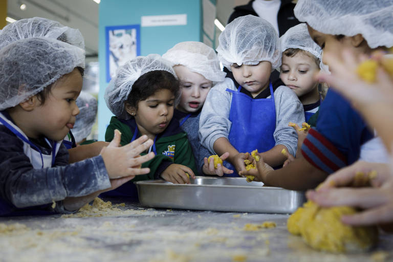Na escola Rosana Aparecida Munhos, crianças aprendem a fazer pão de abóbora na prática de cozinha experimental 