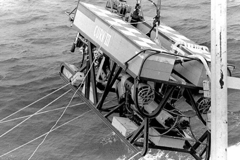 O submersível CURV-III da Marinha dos EUA durante o resgate do Pisces III