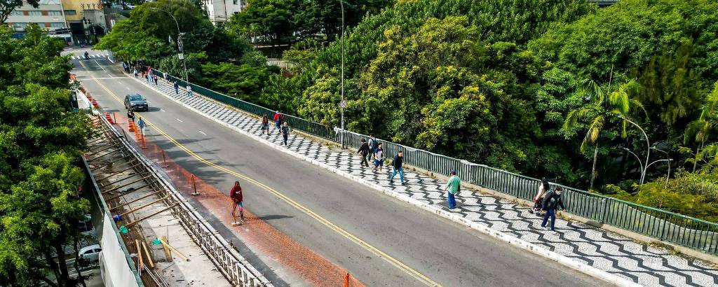 Trabalhadores finalizam obras de reforço e recuperação estrutural do Viaduto Beneficência Portuguesa, na bairro do Paraíso, região central de São Paulo